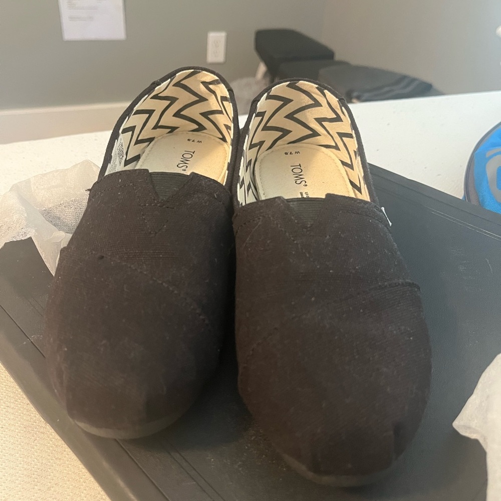 Black slip on tom's